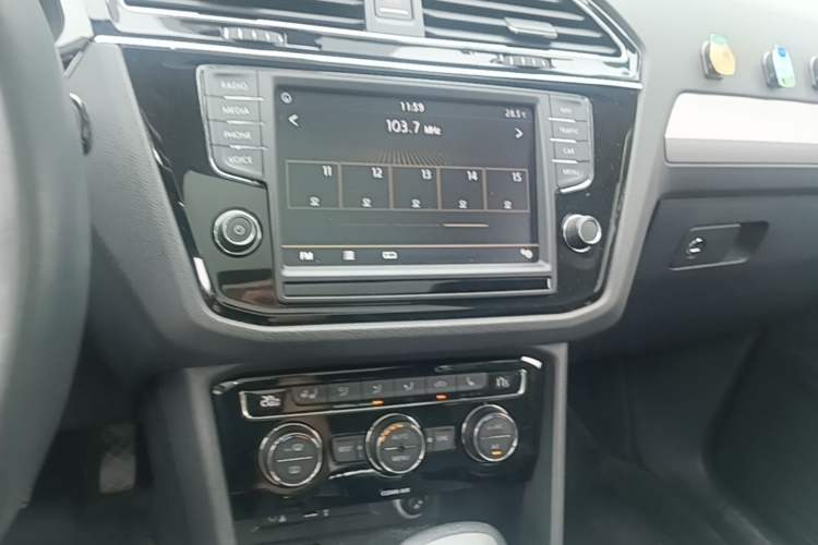 Used Volkswagen Tiguan L 2017 330TSI Automatic Two-Wheel Drive Luxury Edition Audio And AC Panel