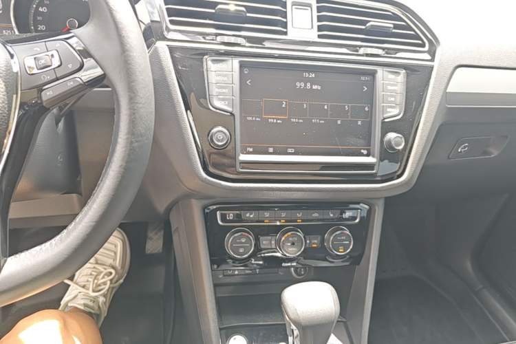 Used Volkswagen Tiguan L 2017 330TSI Automatic Two-Wheel Drive Luxury Edition Audio And AC Panel