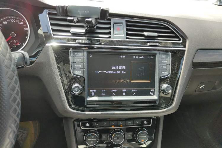 Used Volkswagen Tiguan L 2017 330TSI Automatic Two-Wheel Drive Luxury Edition Audio And AC Panel