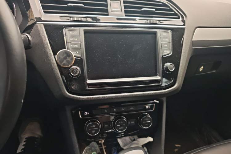 Used Volkswagen Tiguan L 2017 330TSI Automatic Two-Wheel Drive Comfort Edition Audio And AC Panel