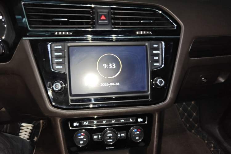 Used Volkswagen Tiguan L 2017 380TSI Automatic All-Wheel-Drive Luxury Edition Audio And AC Panel