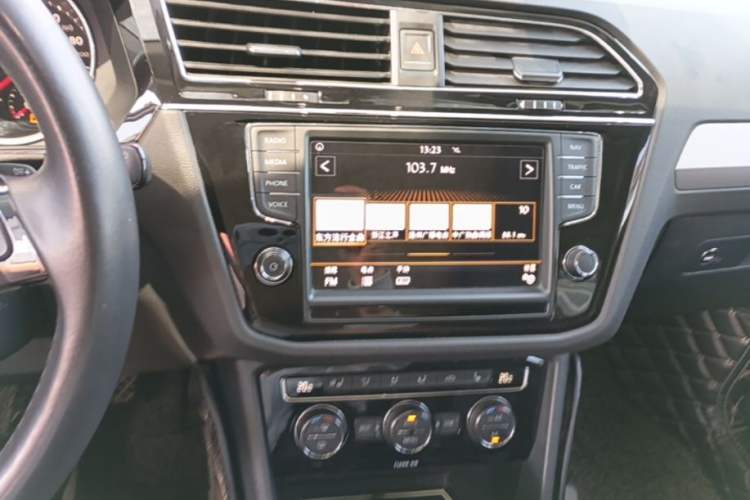 Used Volkswagen Tiguan L 2017 330TSI Automatic Two-Wheel Drive Luxury Edition Audio And AC Panel