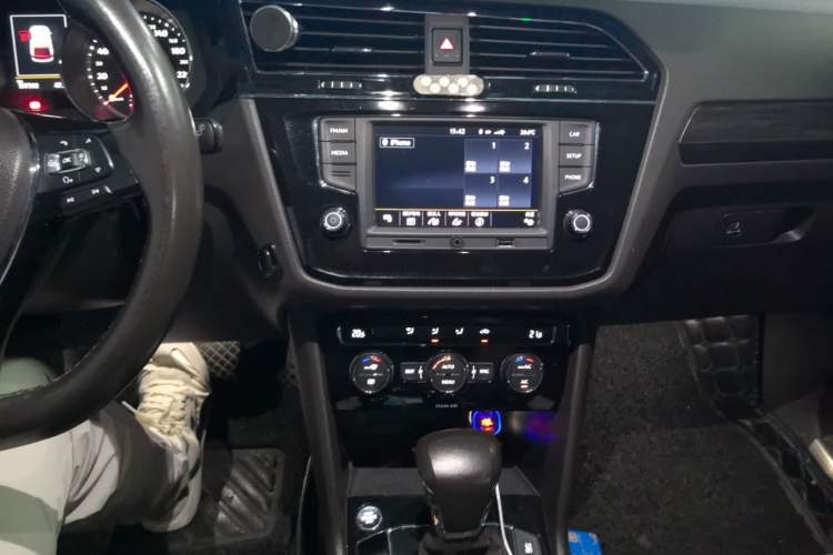 Used Volkswagen Tiguan L 2017 330TSI Automatic Two-Wheel Drive Luxury Edition Audio And AC Panel