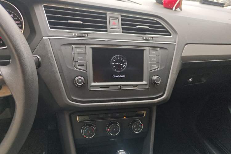 Used Volkswagen Tiguan L 2017 330TSI Automatic Two-Wheel Drive Luxury Edition Audio And AC Panel