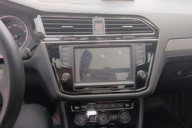 Used Volkswagen Tiguan L 2017 330TSI Automatic Two-Wheel Drive Luxury Edition Audio And AC Panel