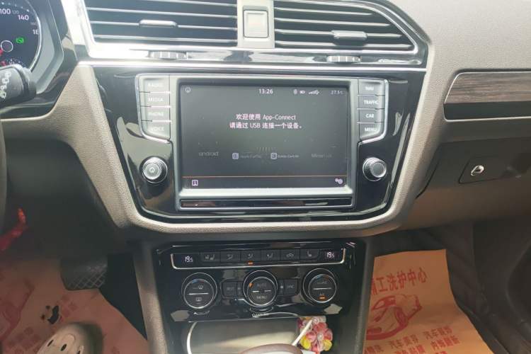 Used Volkswagen Tiguan L 2017 330TSI Automatic Two-Wheel Drive Luxury Edition Audio And AC Panel