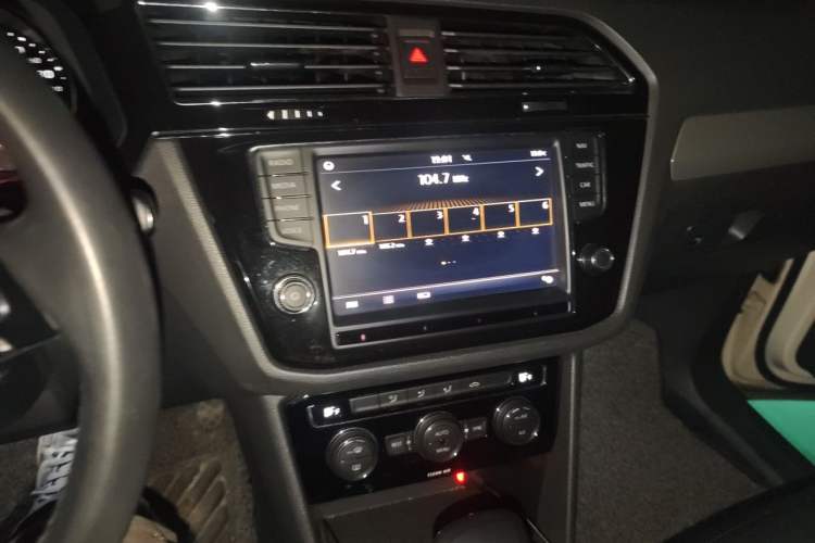 Used Volkswagen Tiguan L 2017 330TSI Automatic Two-Wheel Drive Comfort Edition Audio And AC Panel
