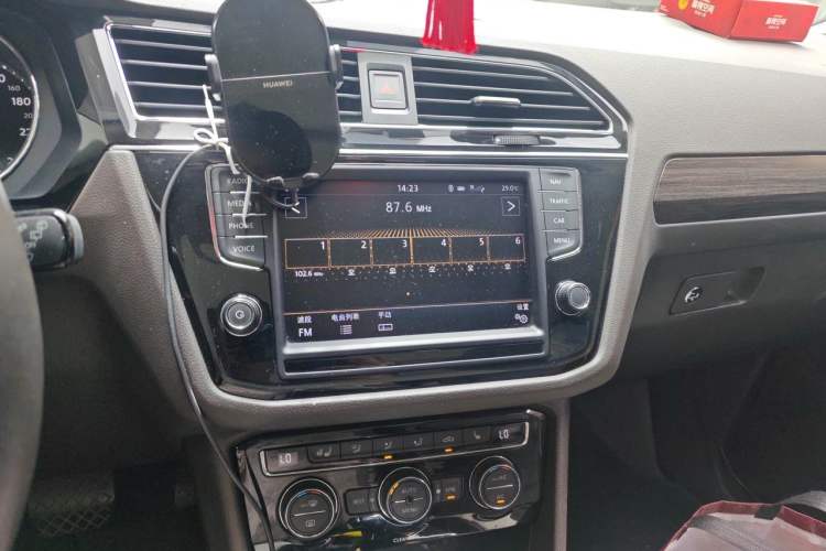 Used Volkswagen Tiguan L 2017 330TSI Automatic Two-Wheel Drive Luxury Edition Audio And AC Panel