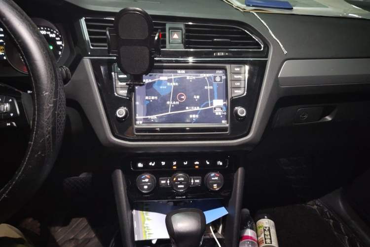 Used Volkswagen Tiguan L 2017 380TSI Automatic All-Wheel-Drive Luxury Edition Audio And AC Panel