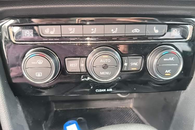 Used Volkswagen Tiguan L 2017 330TSI Automatic Two-Wheel Drive Luxury Edition Audio And AC Panel
