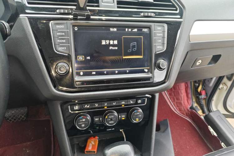 Used Volkswagen Tiguan L 2017 330TSI Automatic Two-Wheel Drive Luxury Edition Audio And AC Panel