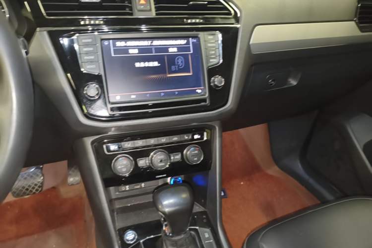 Used Volkswagen Tiguan L 2017 330TSI Automatic Two-Wheel Drive Luxury Edition Audio And AC Panel