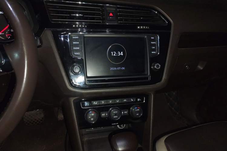 Used Volkswagen Tiguan L 2017 380TSI Automatic All-Wheel-Drive Luxury Edition Audio And AC Panel