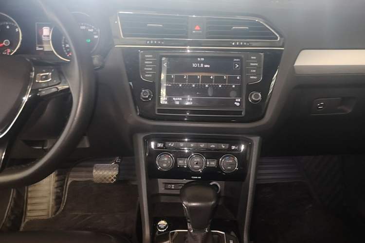 Used Volkswagen Tiguan L 2017 330TSI Automatic Two-Wheel Drive Luxury Edition Audio And AC Panel