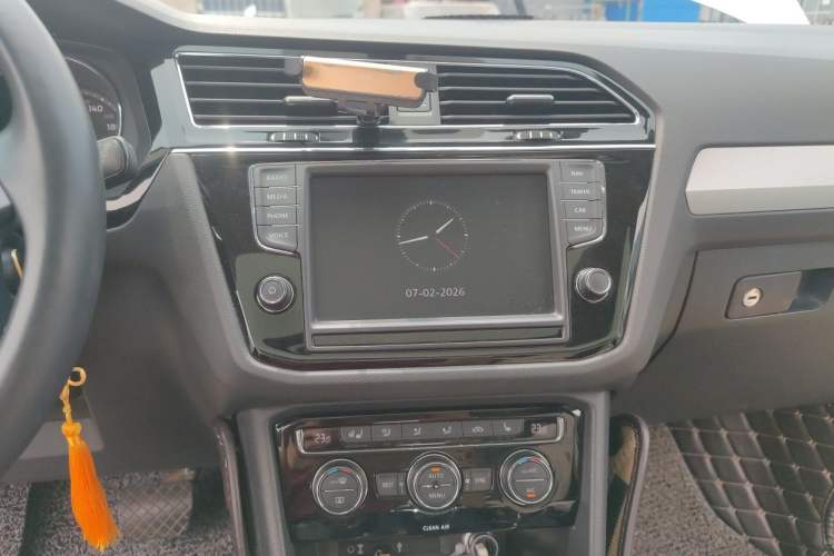 Used Volkswagen Tiguan L 2017 380TSI Automatic All-Wheel-Drive Luxury Edition Audio And AC Panel