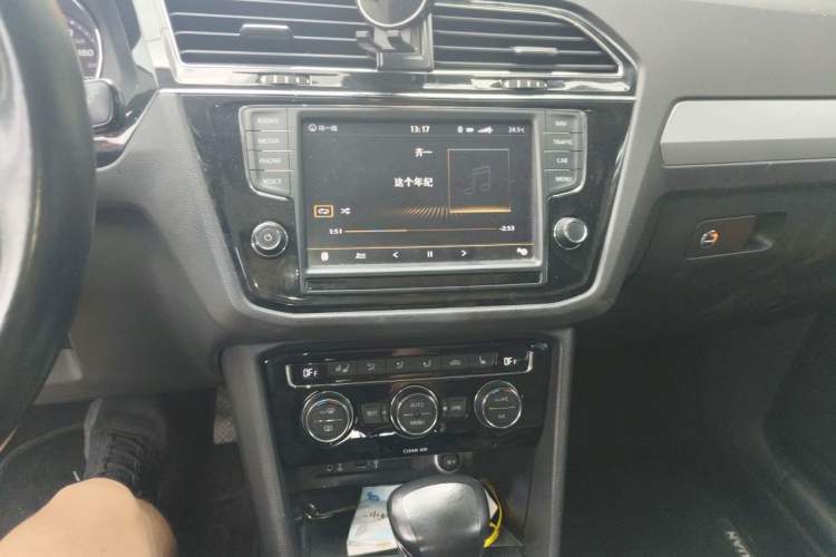 Used Volkswagen Tiguan L 2017 330TSI Automatic Two-Wheel Drive Luxury Edition Audio And AC Panel