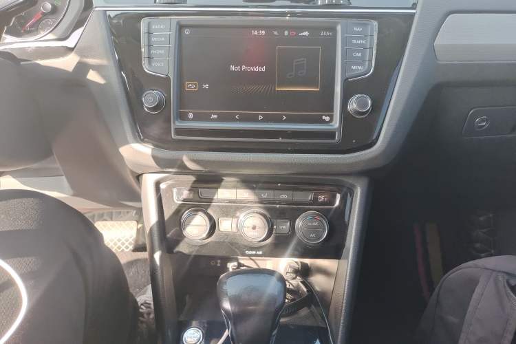 Used Volkswagen Tiguan L 2017 330TSI Automatic Two-Wheel Drive Comfort Edition Audio And AC Panel