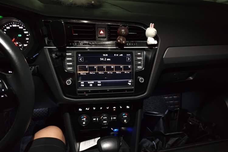 Used Volkswagen Tiguan L 2017 380TSI Automatic All-Wheel-Drive Luxury Edition Audio And AC Panel