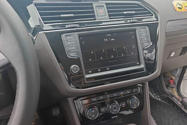 Used Volkswagen Tiguan L 2017 380TSI Automatic All-Wheel-Drive Luxury Edition Audio And AC Panel