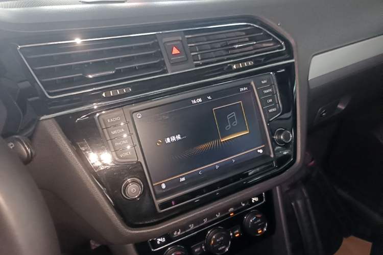 Used Volkswagen Tiguan L 2017 330TSI Automatic Two-Wheel Drive Luxury Edition Audio And AC Panel