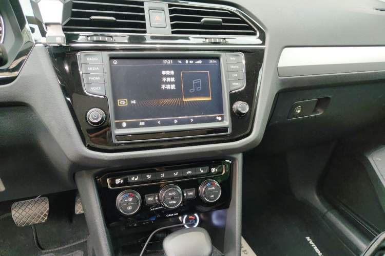 Used Volkswagen Tiguan L 2017 380TSI Automatic All-Wheel-Drive Luxury Edition Audio And AC Panel