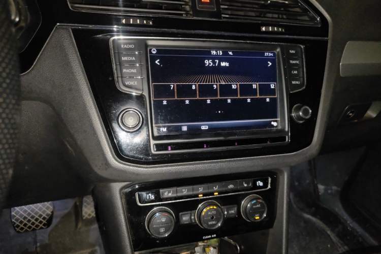 Used Volkswagen Tiguan L 2017 330TSI Automatic Two-Wheel Drive Luxury Edition Audio And AC Panel