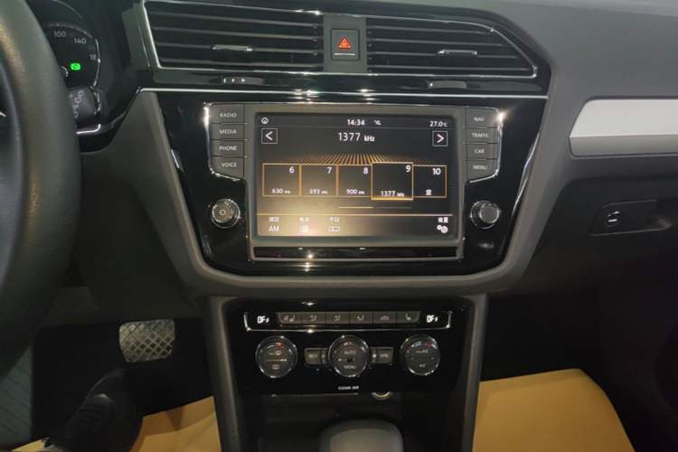 Used Volkswagen Tiguan L 2017 330TSI Automatic Two-Wheel Drive Flagship Edition Audio And AC Panel