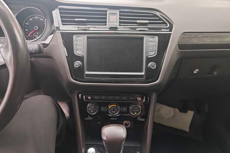 Used Volkswagen Tiguan L 2017 330TSI Automatic Two-Wheel Drive Luxury Edition Audio And AC Panel