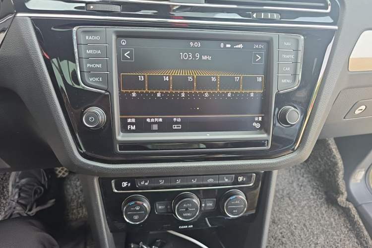 Used Volkswagen Tiguan L 2017 330TSI Automatic Two-Wheel Drive Luxury Edition Audio And AC Panel