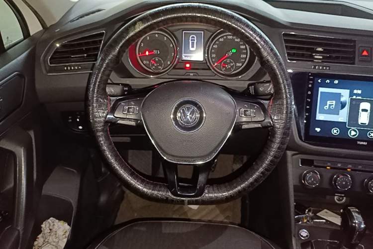 Used Volkswagen Tiguan L 2017 330TSI Automatic Two-Wheel Drive Luxury Edition Audio And AC Panel