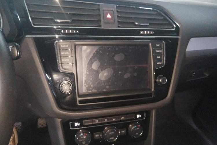 Used Volkswagen Tiguan L 2017 330TSI Automatic Two-Wheel Drive Comfort Edition Audio And AC Panel
