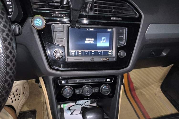 Used Volkswagen Tiguan L 2017 330TSI Automatic Two-Wheel Drive Comfort Edition Audio And AC Panel