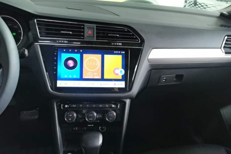 Used Volkswagen Tiguan L 2017 380TSI Automatic All-Wheel-Drive Luxury Edition Audio And AC Panel