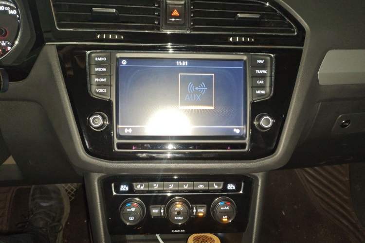 Used Volkswagen Tiguan L 2017 380TSI Automatic All-Wheel-Drive Luxury Edition Audio And AC Panel