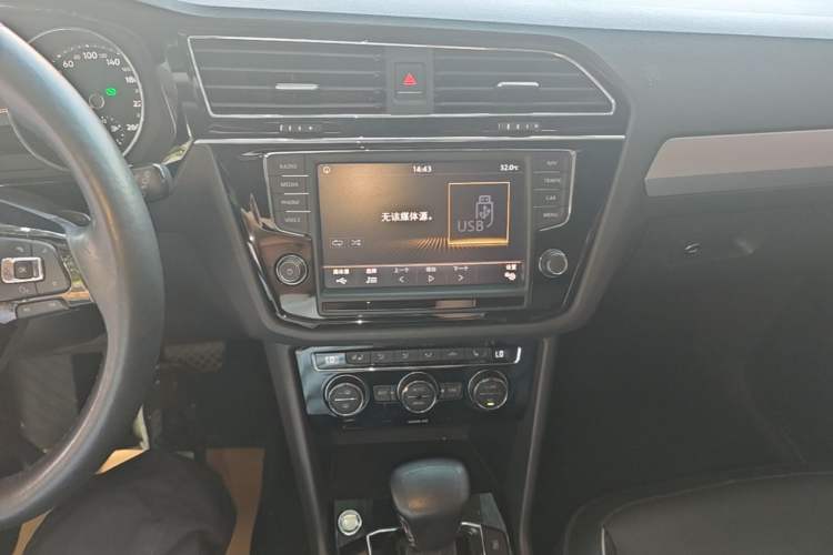 Used Volkswagen Tiguan L 2017 330TSI Automatic Two-Wheel Drive Flagship Edition Audio And AC Panel