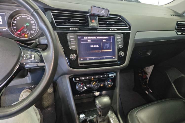 Used Volkswagen Tiguan L 2017 380TSI Automatic All-Wheel-Drive Luxury Edition Audio And AC Panel