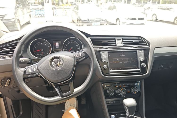 Used Volkswagen Tiguan L 2017 330TSI Automatic Two-Wheel Drive Luxury Edition Center Console