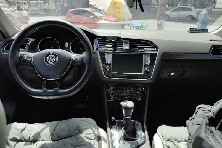 Used Volkswagen Tiguan L 2017 330TSI Automatic Two-Wheel Drive Luxury Edition Center Console
