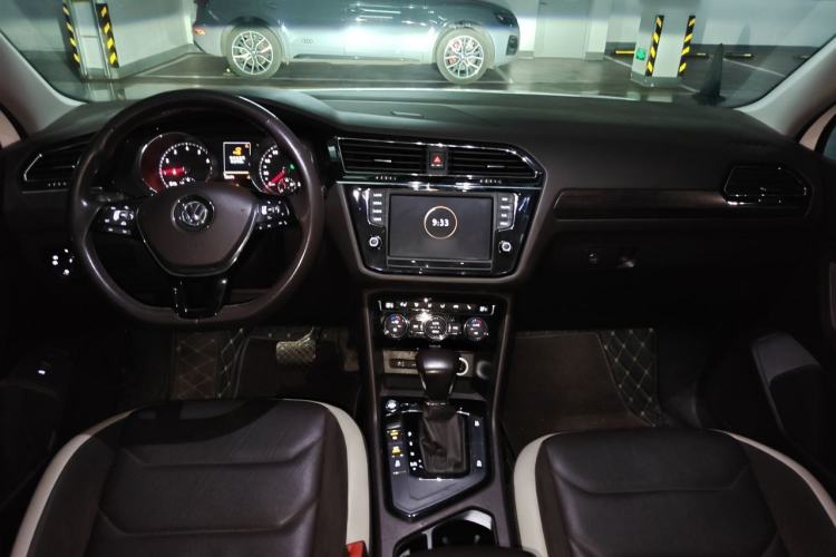 Used Volkswagen Tiguan L 2017 380TSI Automatic All-Wheel-Drive Luxury Edition Center Console
