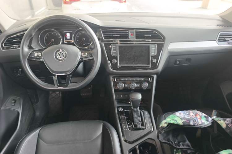 Used Volkswagen Tiguan L 2017 380TSI Automatic All-Wheel-Drive Luxury Edition Center Console