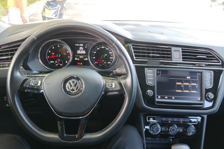Used Volkswagen Tiguan L 2017 330TSI Automatic Two-Wheel Drive Comfort Edition Center Console