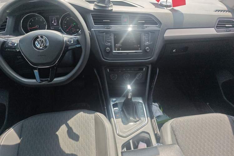 Used Volkswagen Tiguan L 2017 330TSI Automatic Two-Wheel Drive Luxury Edition Center Console