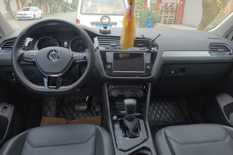 Used Volkswagen Tiguan L 2017 330TSI Automatic Two-Wheel Drive Luxury Edition Center Console