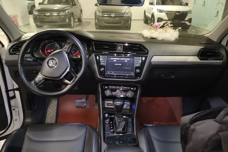 Used Volkswagen Tiguan L 2017 330TSI Automatic Two-Wheel Drive Luxury Edition Center Console