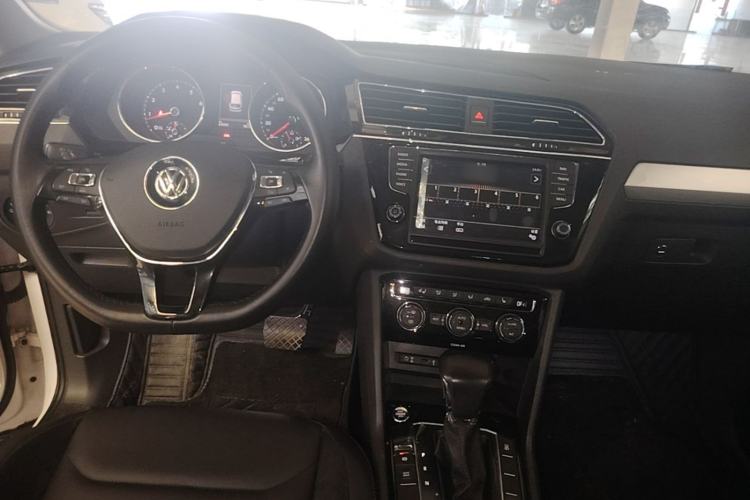 Used Volkswagen Tiguan L 2017 330TSI Automatic Two-Wheel Drive Luxury Edition Center Console