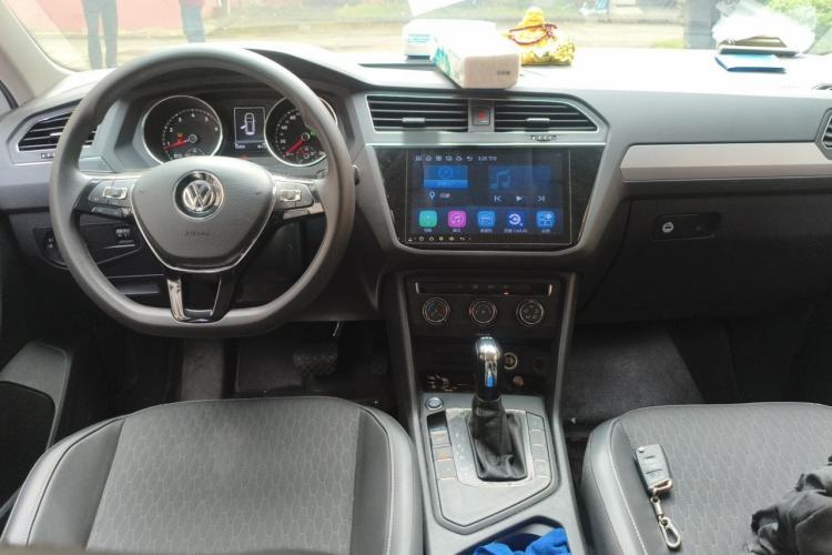 Used Volkswagen Tiguan L 2017 330TSI Automatic Two-Wheel Drive Luxury Edition Center Console