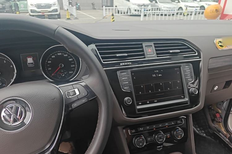 Used Volkswagen Tiguan L 2017 380TSI Automatic All-Wheel-Drive Luxury Edition Center Console