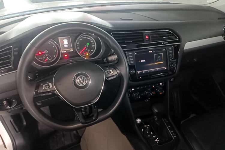 Used Volkswagen Tiguan L 2017 330TSI Automatic Two-Wheel Drive Luxury Edition Center Console