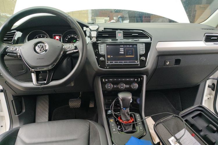 Used Volkswagen Tiguan L 2017 380TSI Automatic All-Wheel-Drive Luxury Edition Center Console