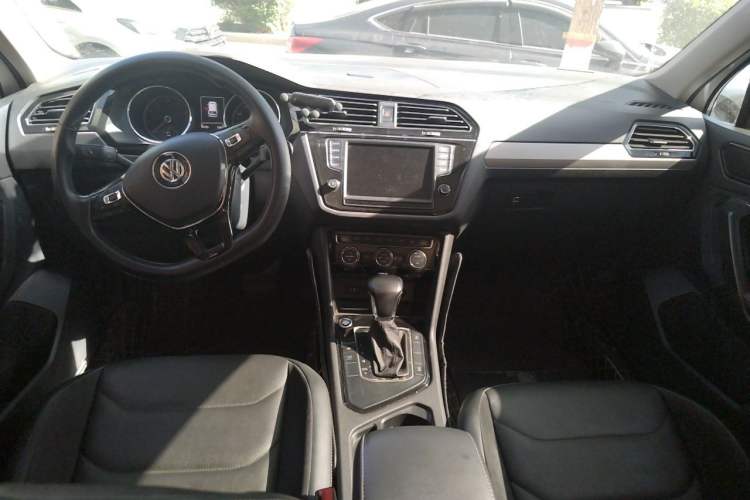 Used Volkswagen Tiguan L 2017 330TSI Automatic Two-Wheel Drive Luxury Edition Center Console
